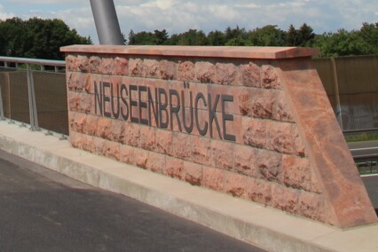 Pylonbrücke Bild 05_Schriftzug Pylonbrücke Bild 05_Schriftzug