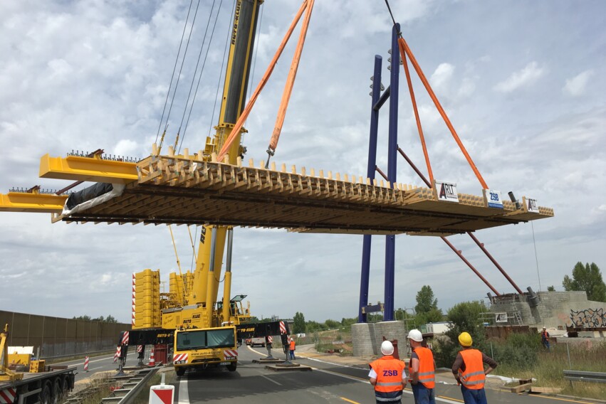 Pylonbr&uuml;cke Bild 03_Montage Fahrbahn