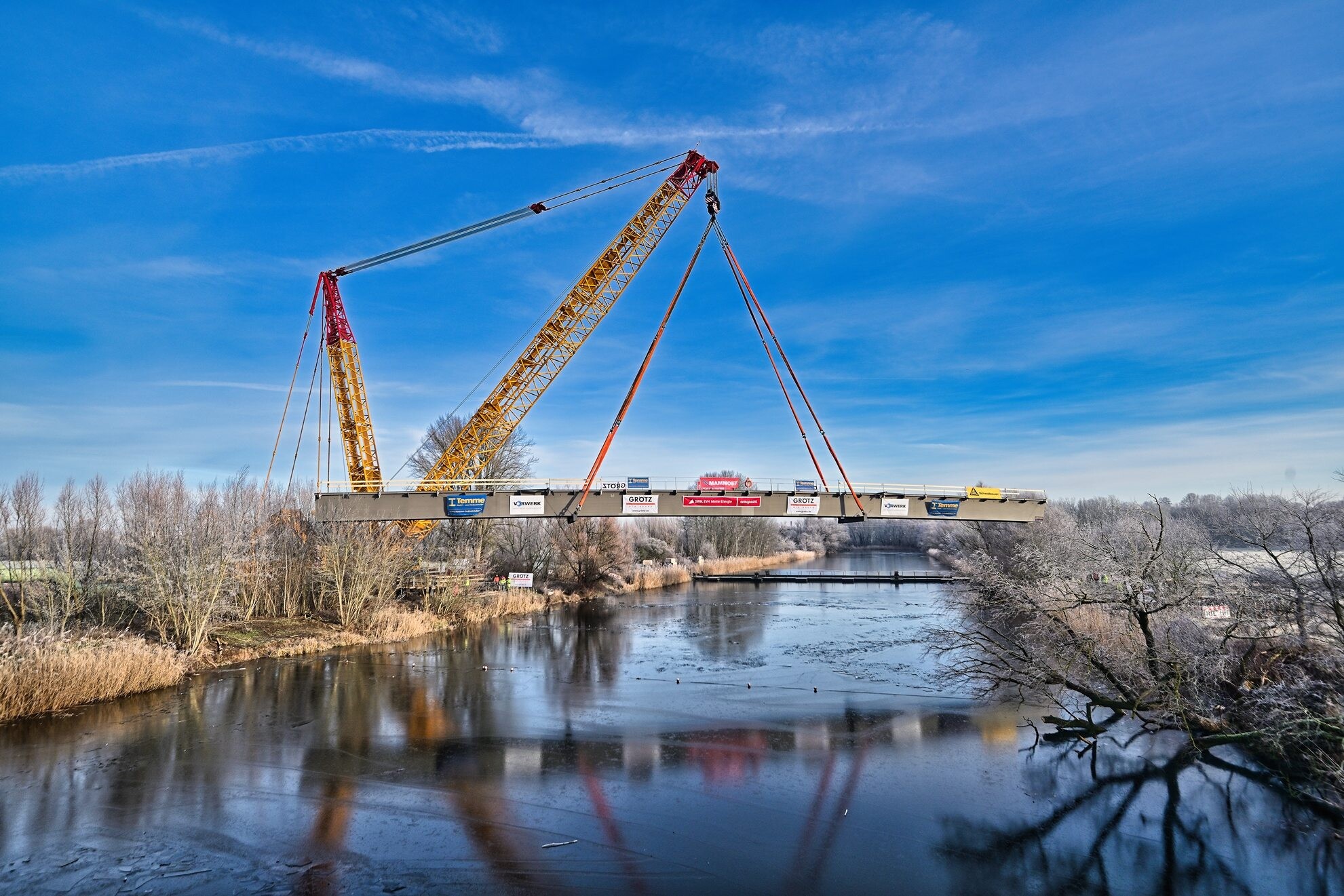Br&uuml;cke Ruderkanal Einheben der Br&uuml;cke 2