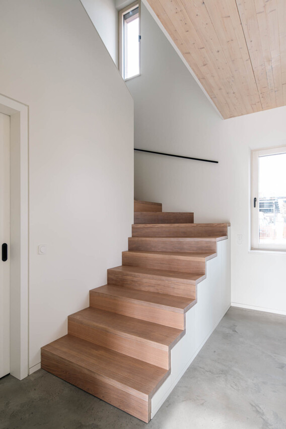 Sonnenwinkel - Flur mit Holztreppe und -decke